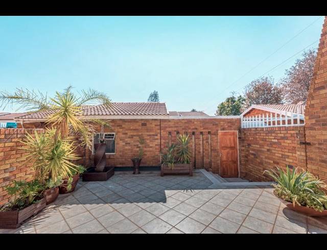 3 BEDROOM TOWNHOUSE FOR SALE IN BEDFORD GARDENS